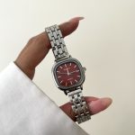 ساعت نایدو صفحه مربع زرشکی بند حصیری