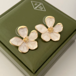 گوشواره گل سفید صدفی کد0833