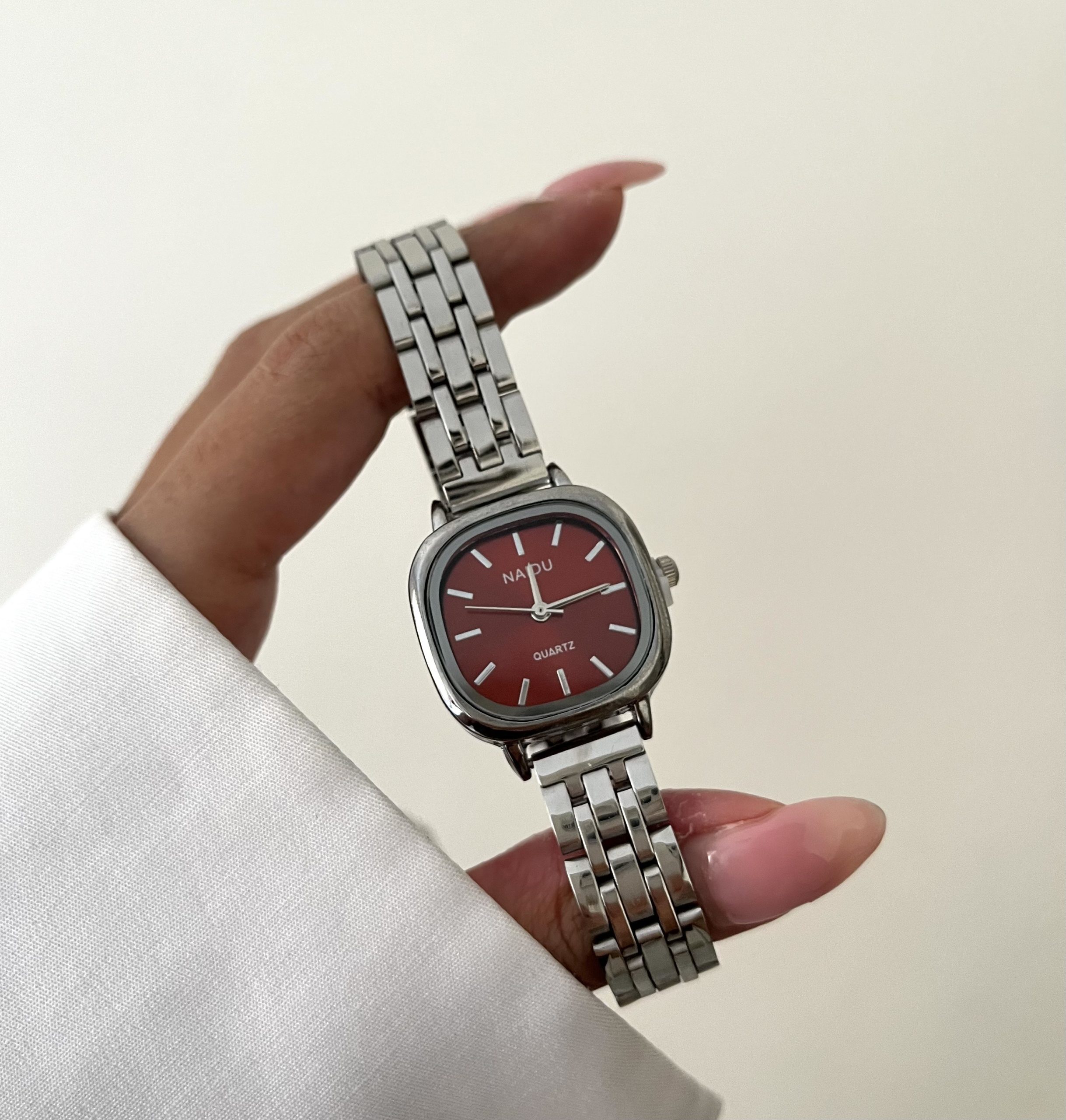 IMG_9896-scaled ساعت نایدو صفحه مربع زرشکی بند حصیری - Image 1