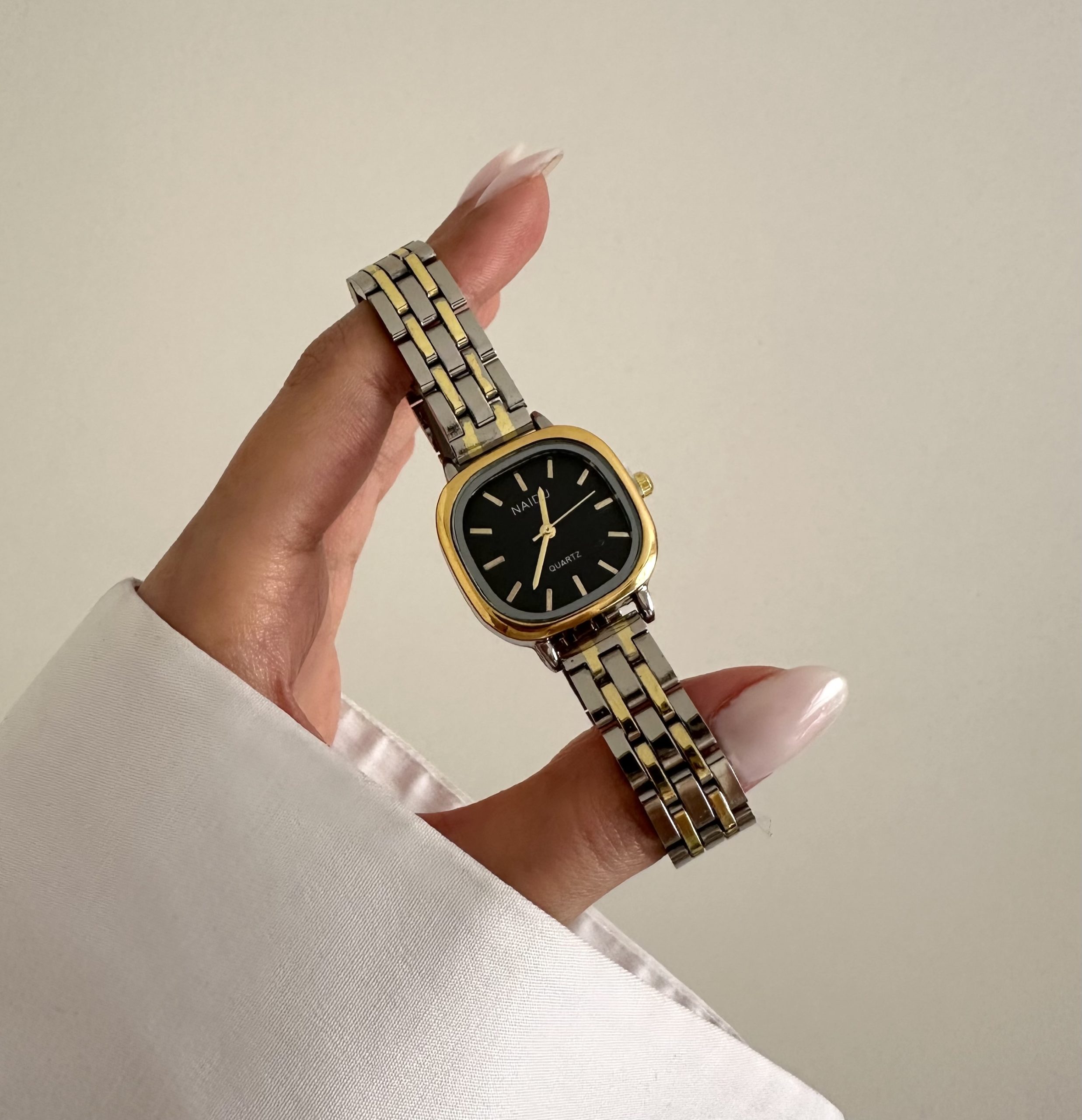 IMG_4300 ساعت نایدو سیلور گلد صفحه مشکی بند حصیری - Image 1